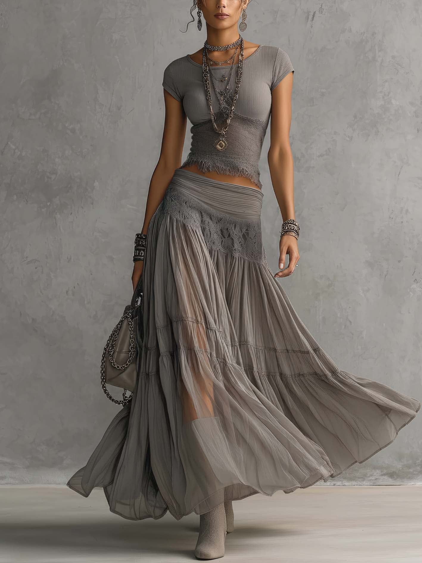 Esmeralda | Ensemble haut gris transparent à panneaux en dentelle et jupe maxi plissée