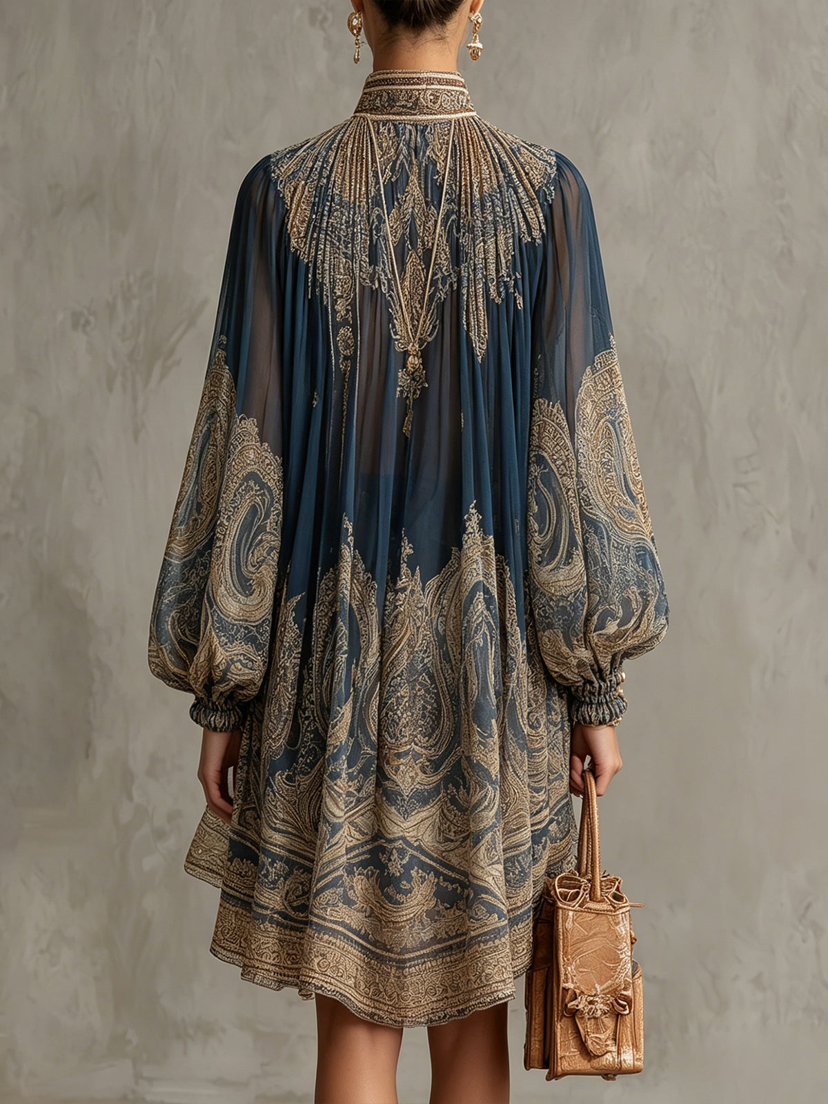 Zélide | Robe mini en chiffon bleu marine à imprimé baroque et col montant à ourlet irrégulier